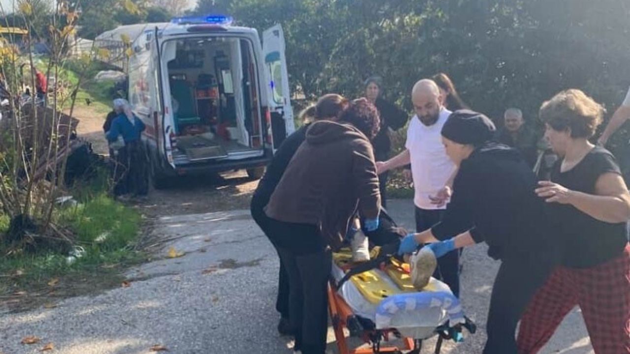 Antalya'da çekiciye yüklenen araç rampadan bahçeye uçtu: 2 yaralı