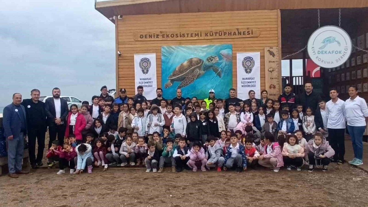 Antalya'da 'Deniz 155' adlı yaralı Caretta caretta doğaya bırakıldı