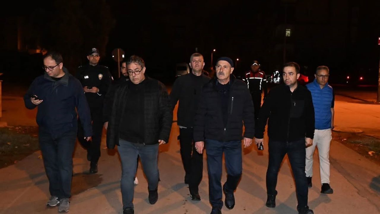 Antalya'da 'Dur' İhtarına Uymayan Araç, İl Emniyet Müdürü'nün Ekibinin Üzerine Sürdü — Lastiklerine Ateş Edilerek Durduruldu