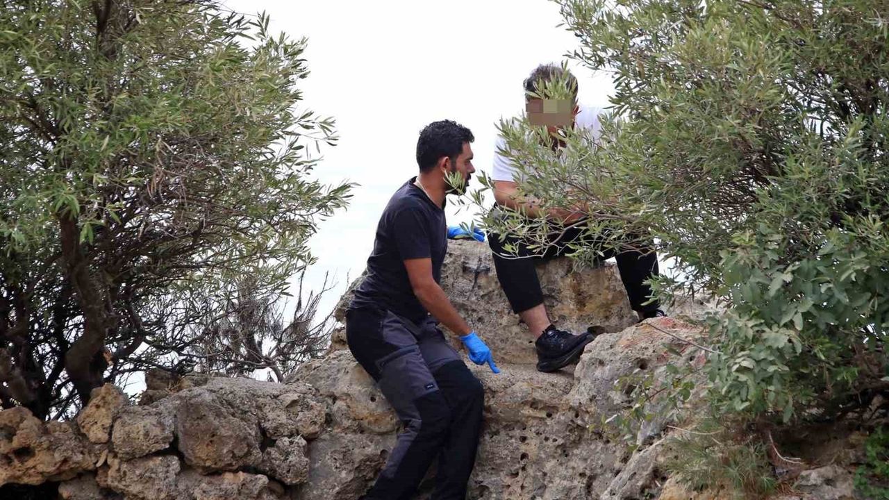 Antalya'da falez kenarında güvenlik müdahalesi: Sağlık çalışanı ikna etti