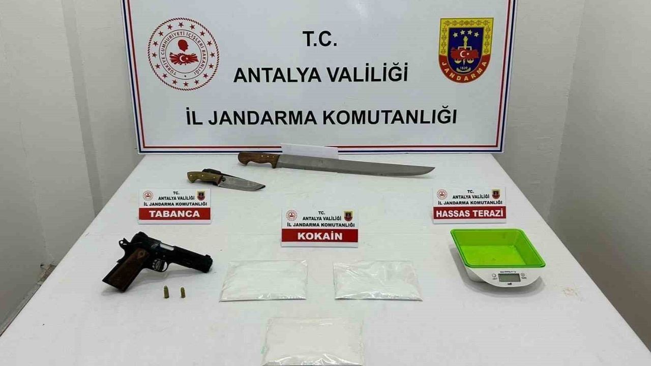 Antalya'da jandarma operasyonunda 1 kilo 350 gram kokain ele geçirildi