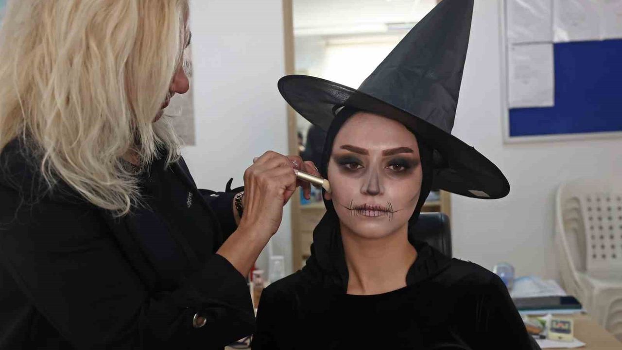 Antalya'da Kadınlar için Yeni Bir Meslek: Sahne Makyajı Kursu