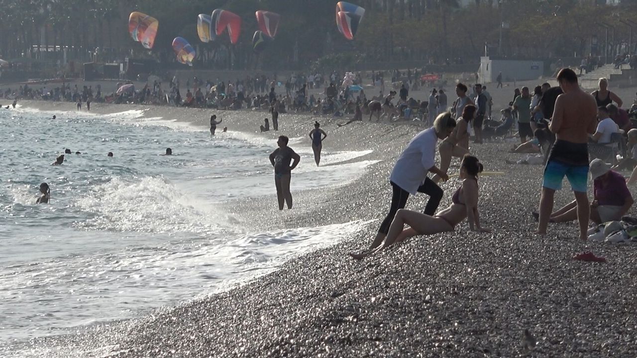 Antalya'da Kasım'da Yaz Sıcaklığı: Konyaaltı Sahili Dolup Taştı