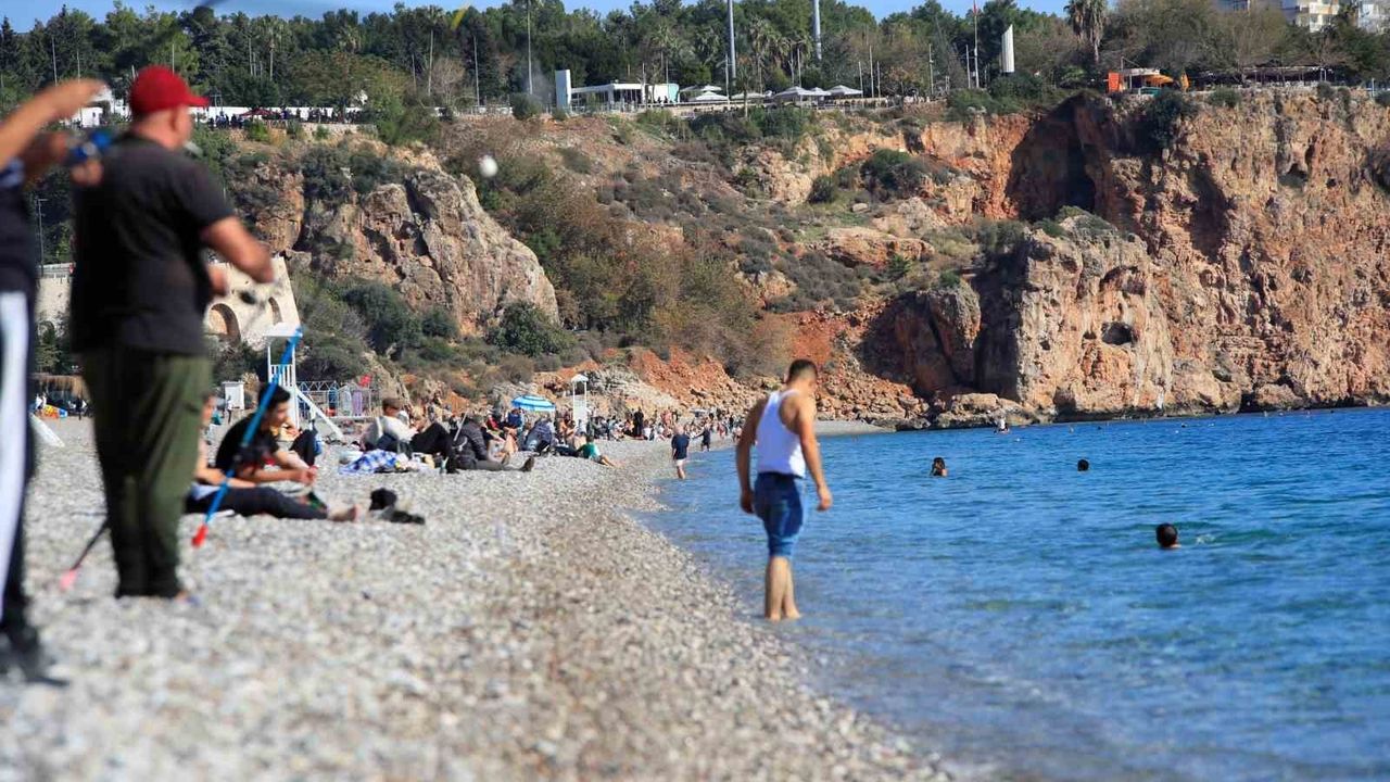 Antalya'da kasım ortasında yaz havası: Konyaaltı sahili doldu