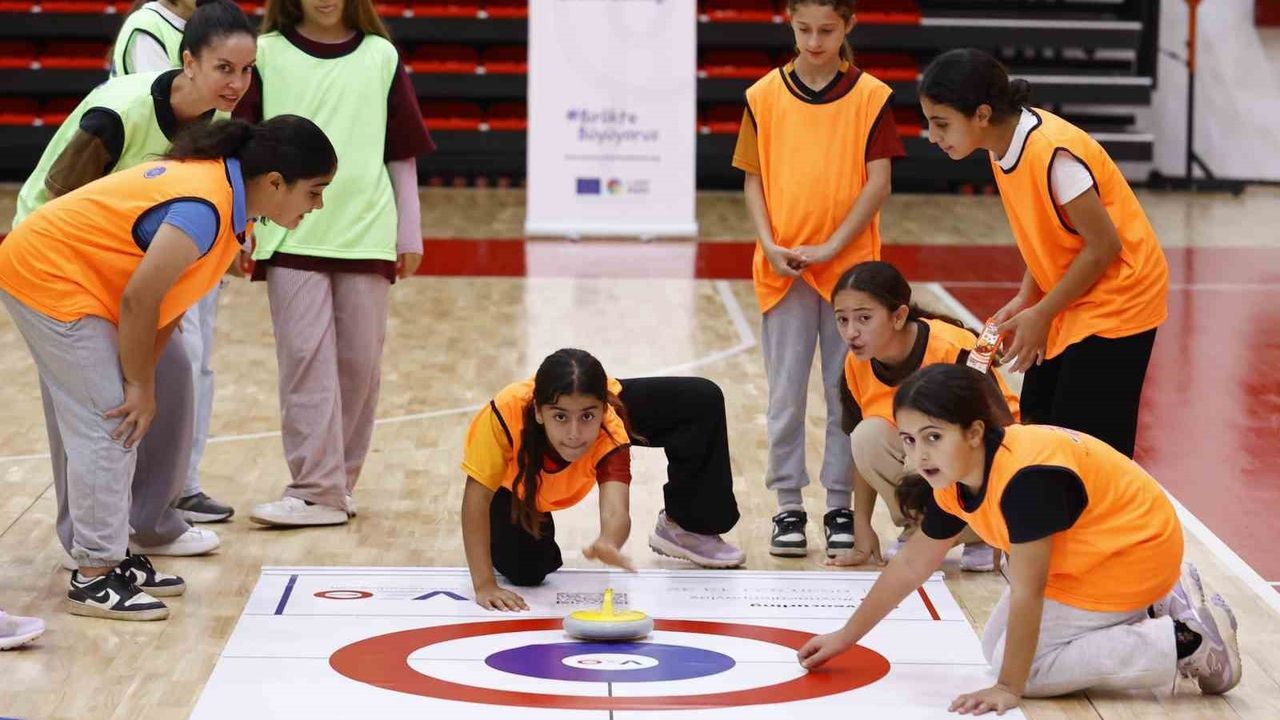 Antalya'da Kız Çocuklarına Floor Curling Eğitimi