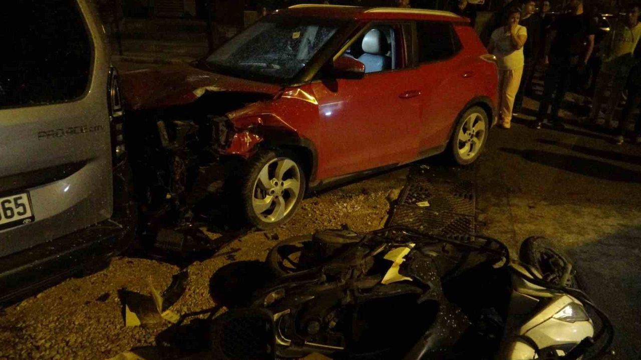 Antalya'da motosiklet sürücüsü iki araç arasında sıkıştı, mahalle önlem istedi