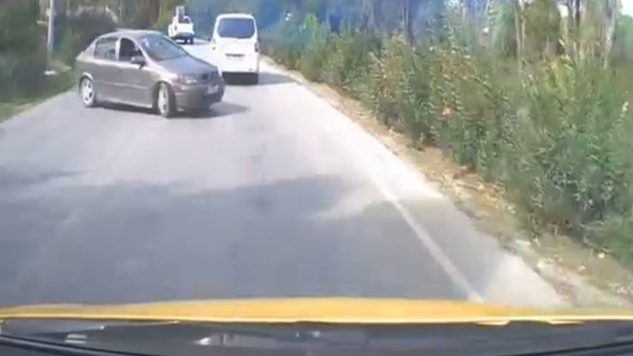 Antalya'da Otomobilin Taksiye Çarpması Sonucu 2 Yaralı