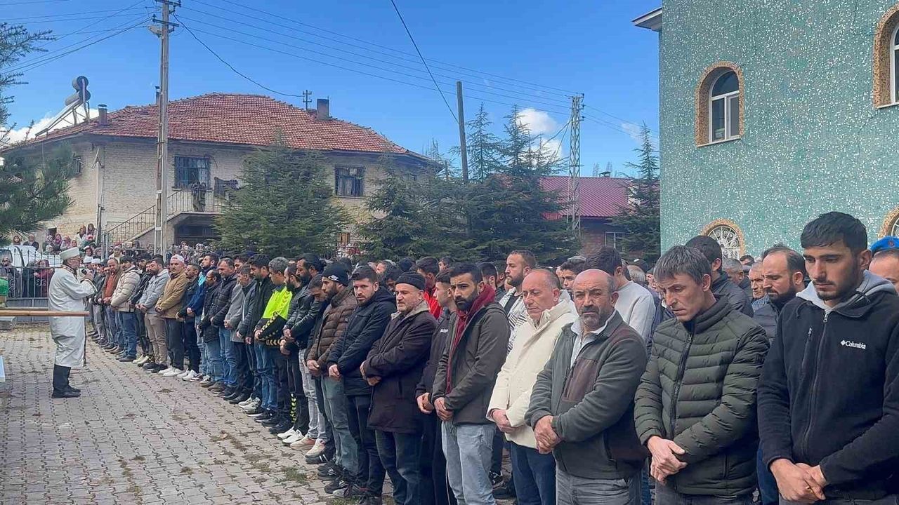 Antalya’da polis memurunun eşi ve iki kızı Çankırı’da toprağa verildi