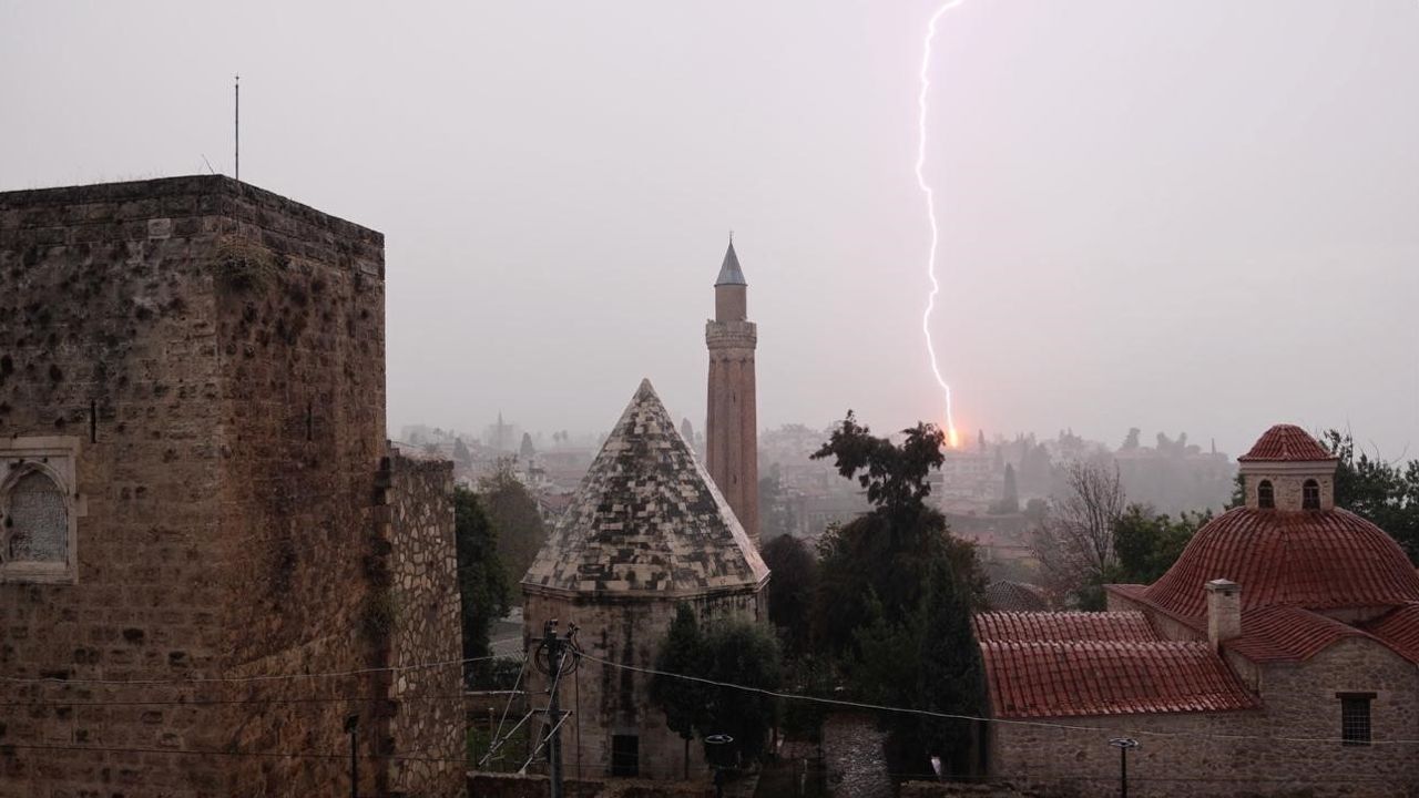 Antalya'da şiddetli sağanak, dolu ve yıldırımlar