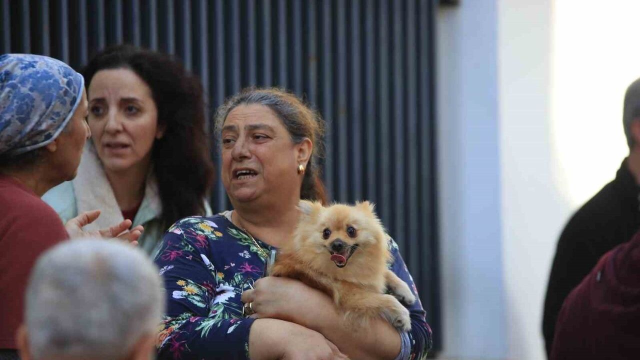 Antalya'da teras kattaki klima kaynaklı yangın: 1 kişi dumandan etkilendi