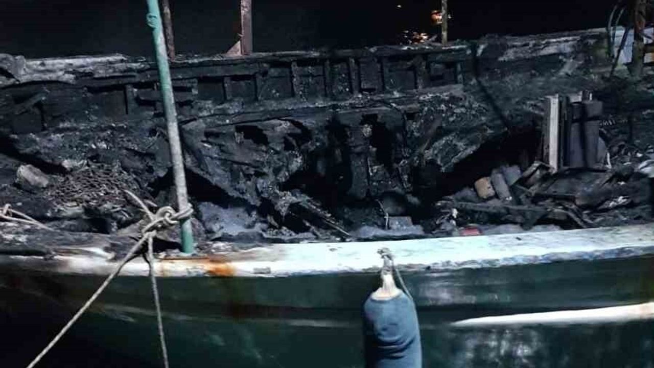 Antalya'da yıldırım düşmesi balıkçı barınağında 3 tekneyi kül etti