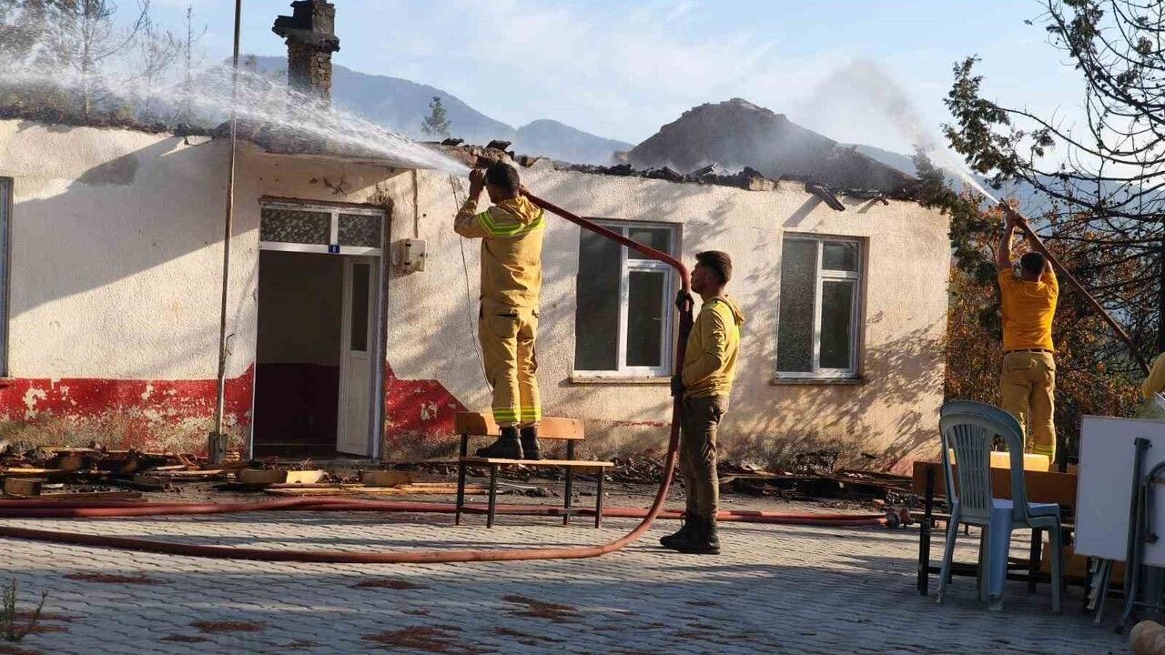 Antalya Gazipaşa'da orman yangını: eski okulun çatısı zarar gördü