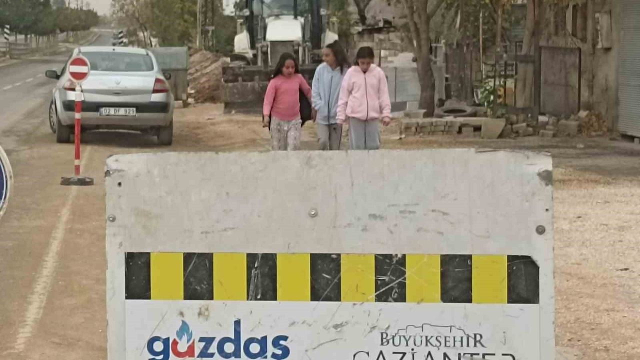 Araban-Besni Çevre Yolunda Doğalgaz Hattı Çalışmaları Sürüyor