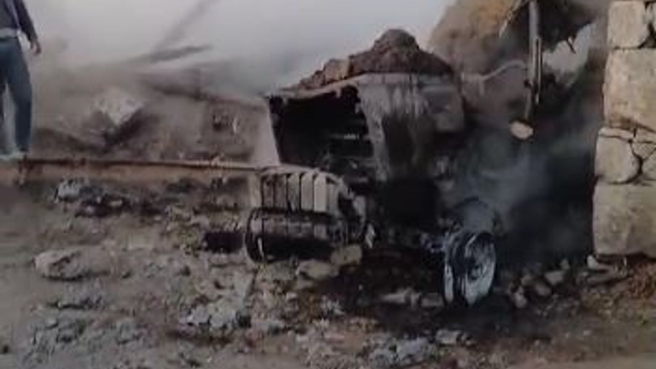 Ardahan'da ahır yangını: 2 traktör ve ekipmanlar kül oldu