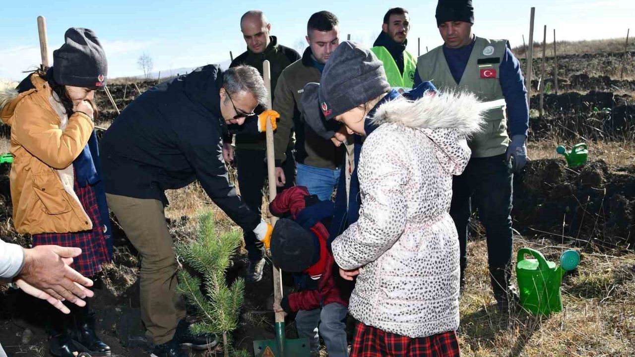 Ardahan'da Öğrenciler Fidan Dikti