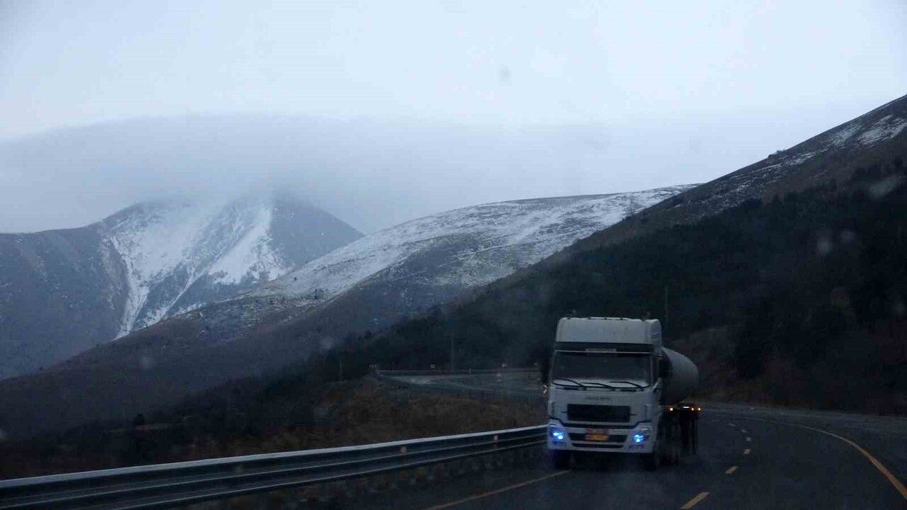 Ardahan'ın yüksek kesimleri kara teslim oldu