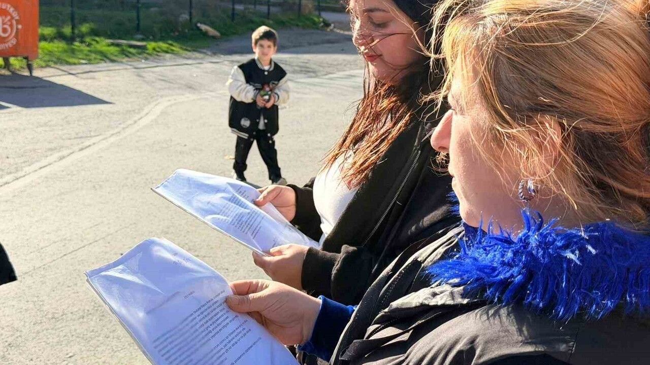 Arnavutköy Bolluca İlkokulu önünde trafik çilesi büyüyor