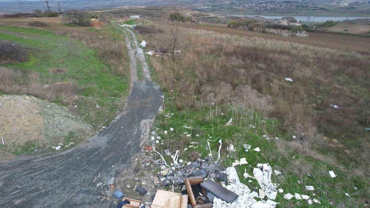 Arnavutköy’de ana cadde döküm alanına dönüştü
