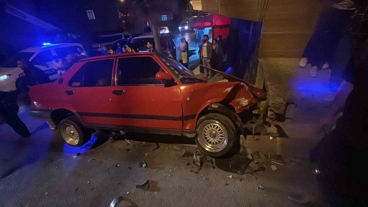 Arnavutköy'de ehliyetsiz sürücünün polis kovalamacası kaza ile sonlandı