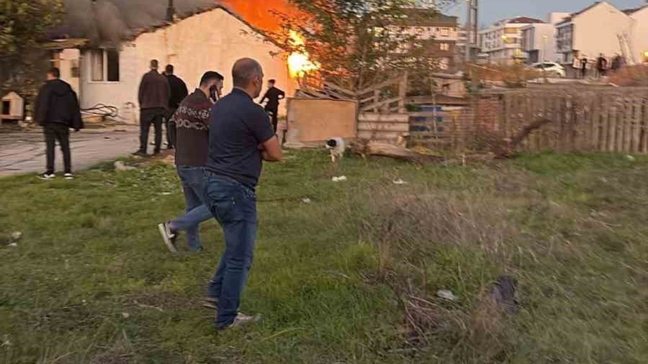 Arnavutköy'de Gecekondu Yangını İtfaiye Müdahalesiyle Söndürüldü