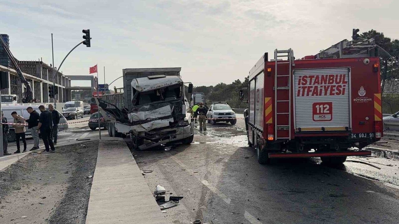 Arnavutköy'de iki kamyon çarpıştı: sürücü araç içinde sıkıştı