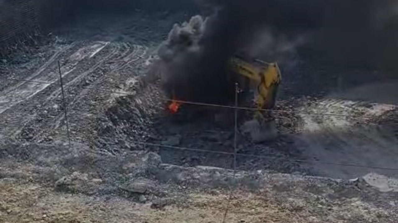 Arnavutköy'de İnşaat Alanında İş Makinesi Yandı