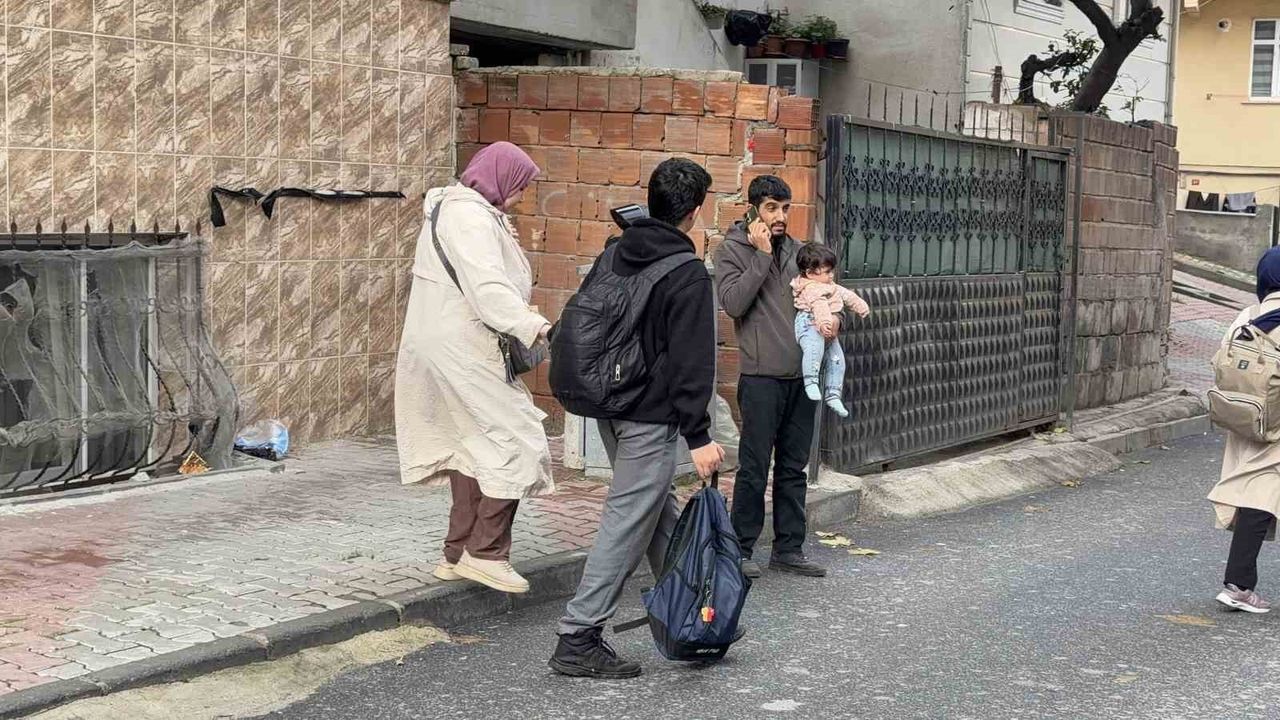 Arnavutköy'de istinat duvarı çökmesi sonrası binalar tahliye edildi