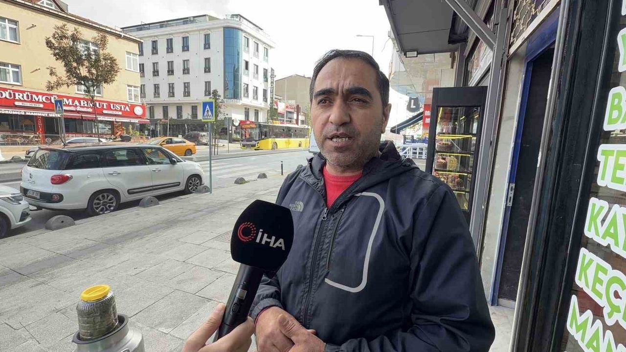 Arnavutköy'de Kaldırıma Çıkan Araç Tehlike Yarattı