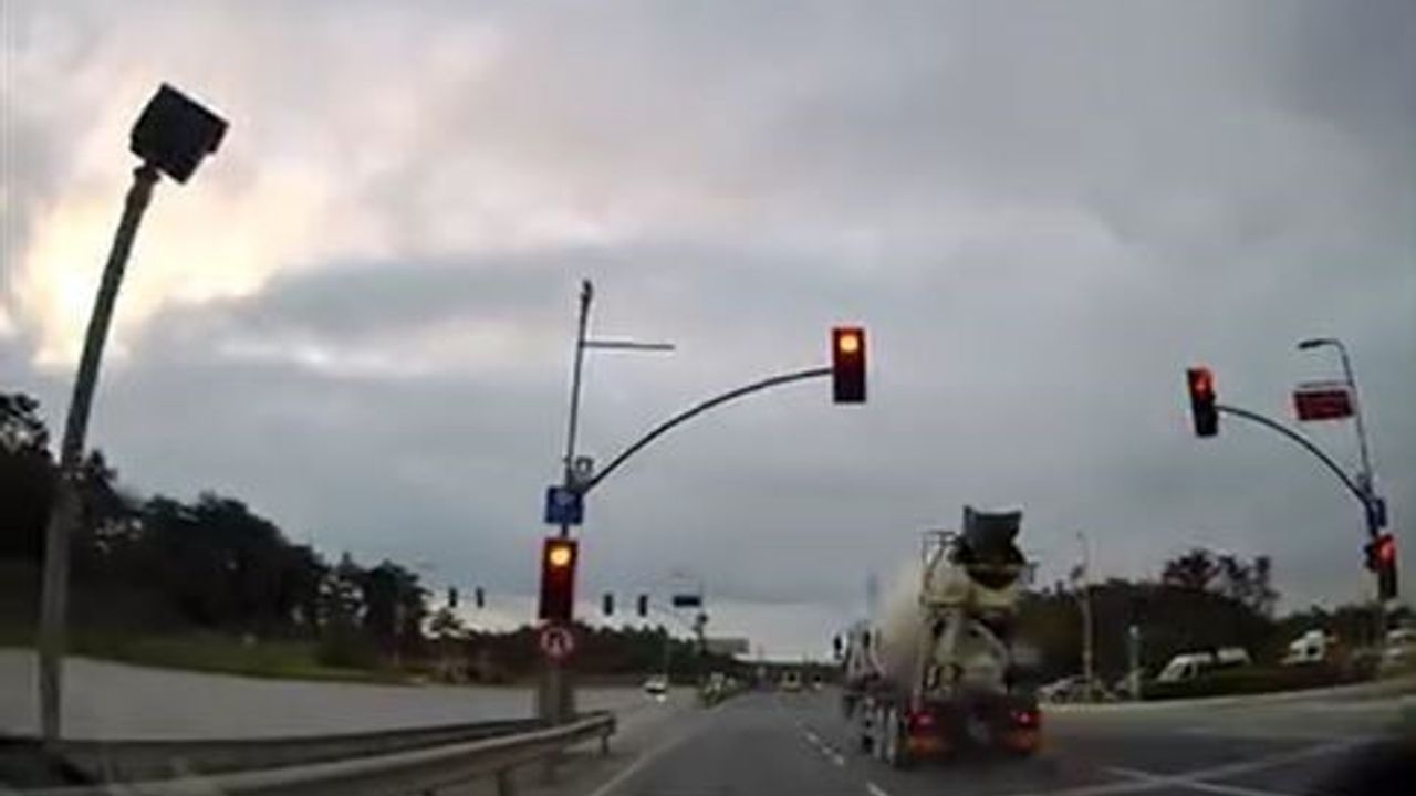 Arnavutköy'de Kırmızı Işık İhlali Tehlike Yarattı