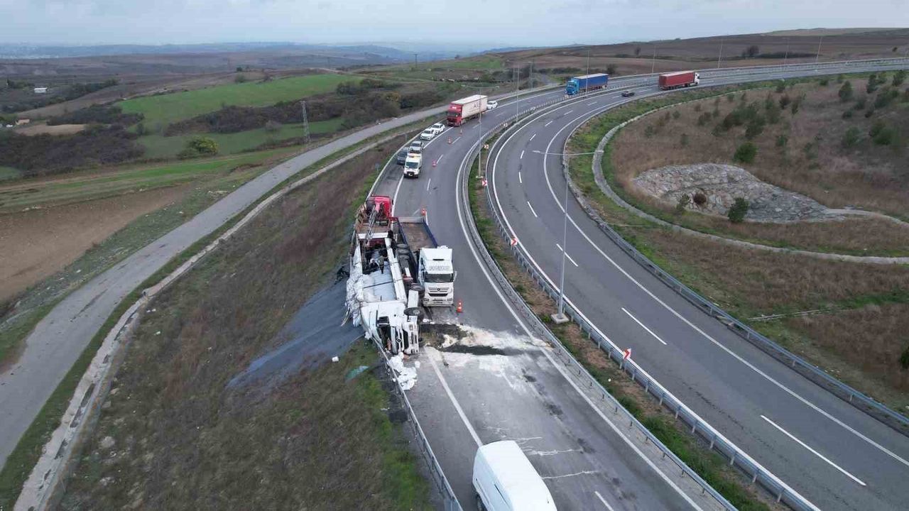 Arnavutköy'de tır devrildi: 1 ağır yaralı