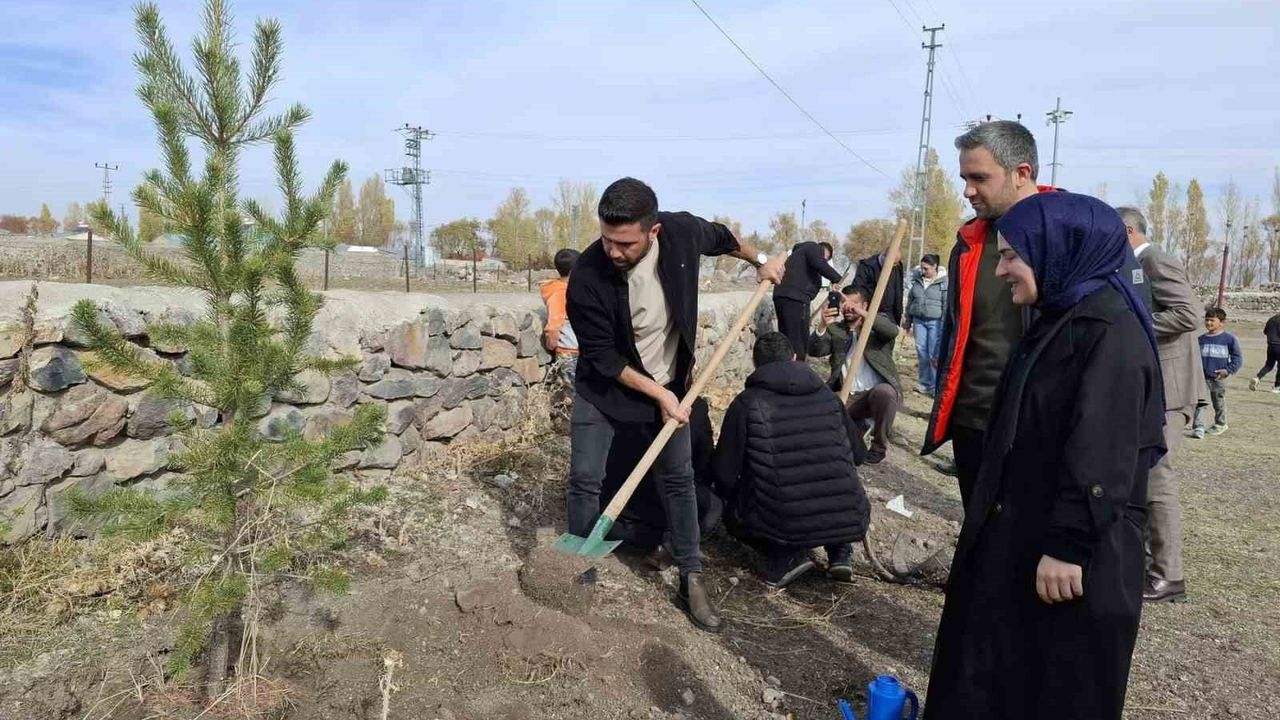 Arpaçay’da 11 Kasım Milli Ağaçlandırma Günü'nde fidanlar toprakla buluştu