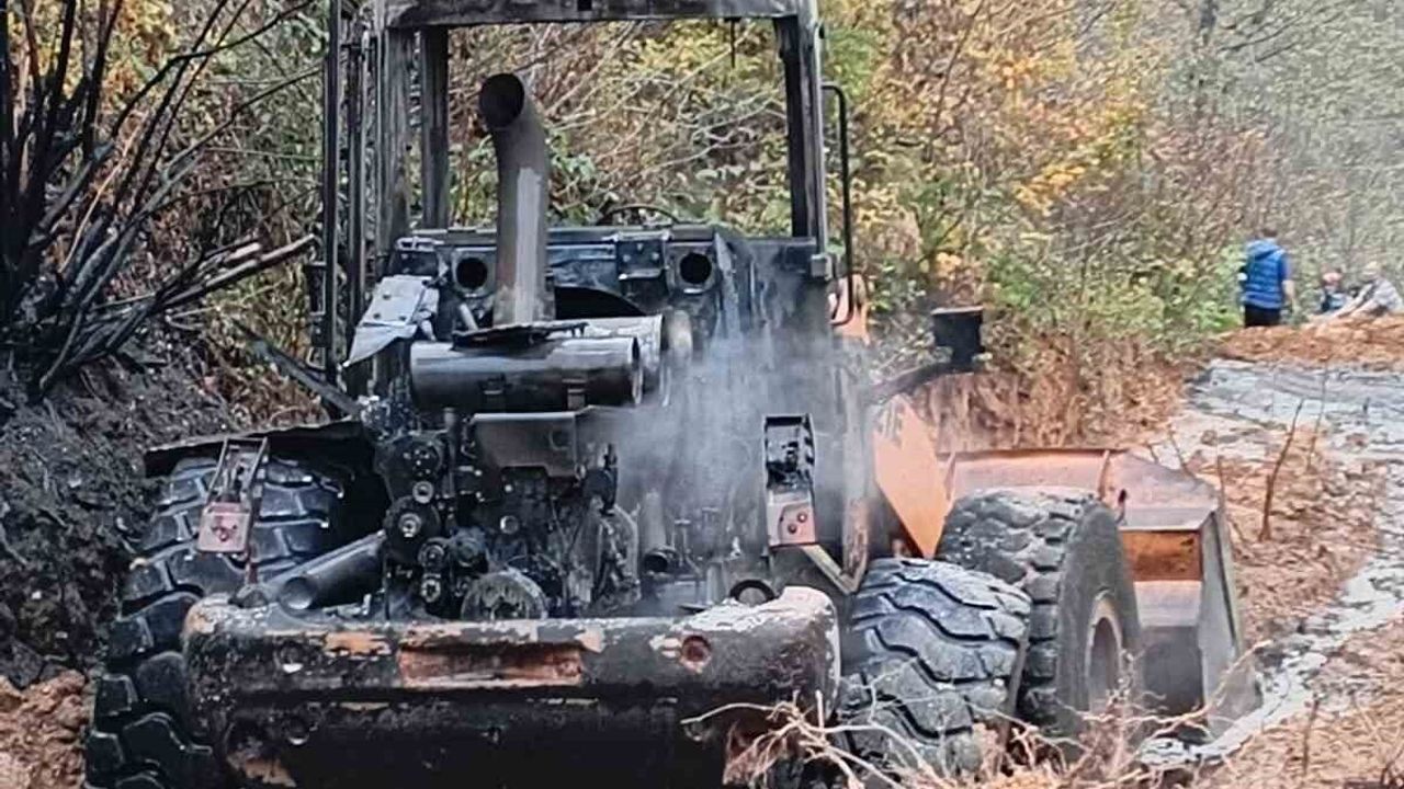 Artvin Borçka'da iş makinesi alev aldı