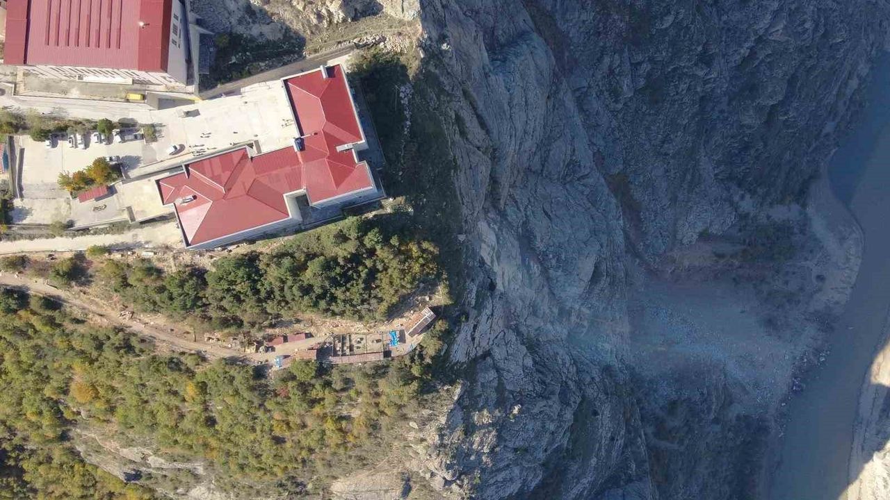 Artvin'de Kaya Düşmesi Paniği: İki Lise Tahliye Edildi