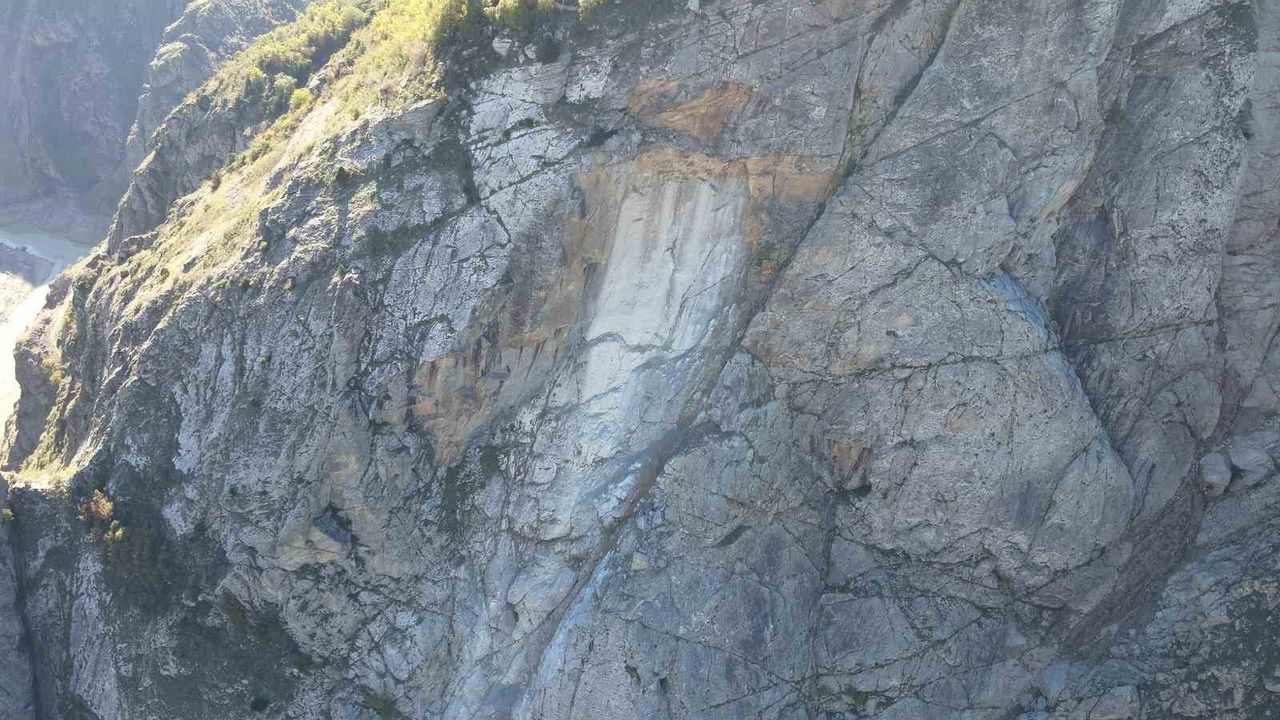 Artvin'de uçurum kenarındaki okulda eğitim tekrar başladı