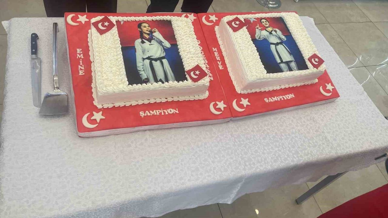 ASKİ Spor Kulübü, Wuxi'deki Dünya Şampiyonlarını Pastayla Kutladı