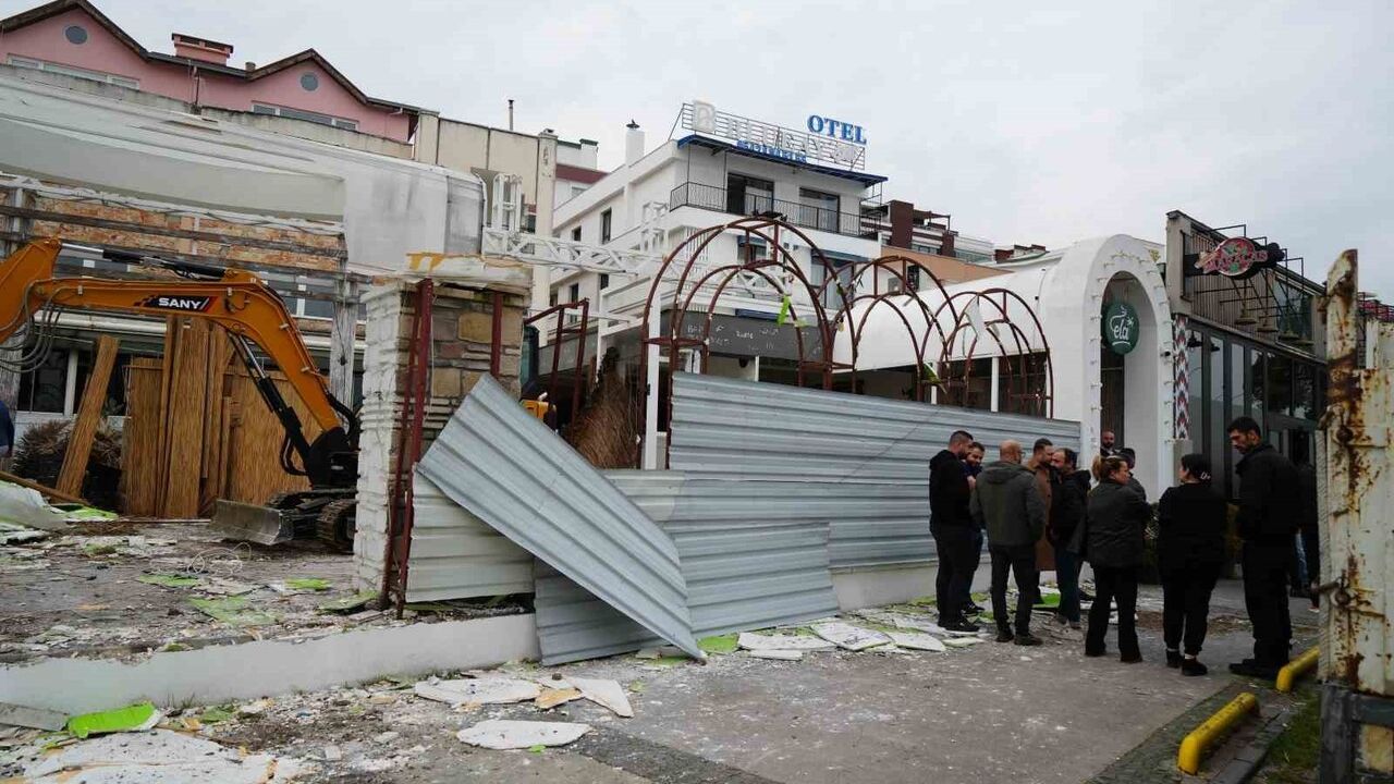 Atakum’da "Maracas" eğlence mekanının yıkımına mahkeme kararıyla başlandı