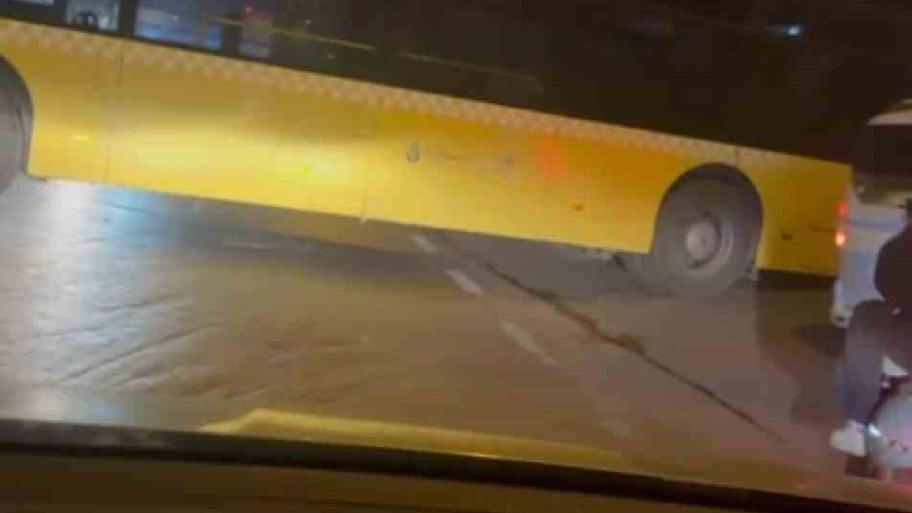 Ataşehir'de İETT otobüsü dönüş girişiminde yolda sıkıştı