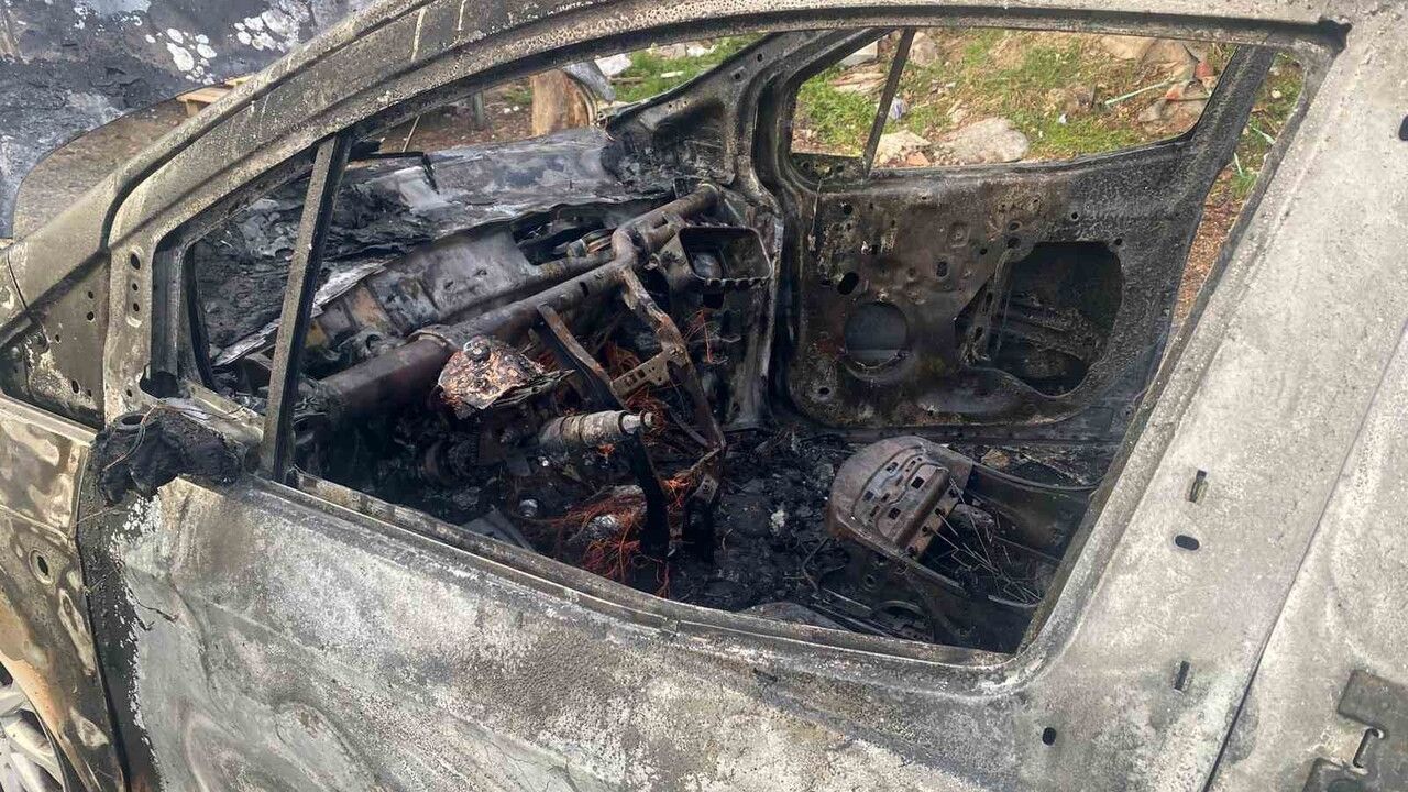 Ataşehir'de seyir halindeki hafif ticari araç alev aldı