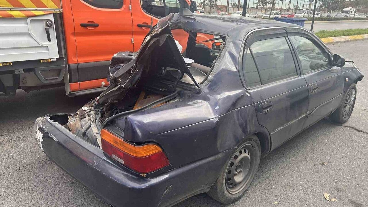 Ataşehir'de yağışta kayganlaşan yolda otomobil 3 araca çarparak takla attı
