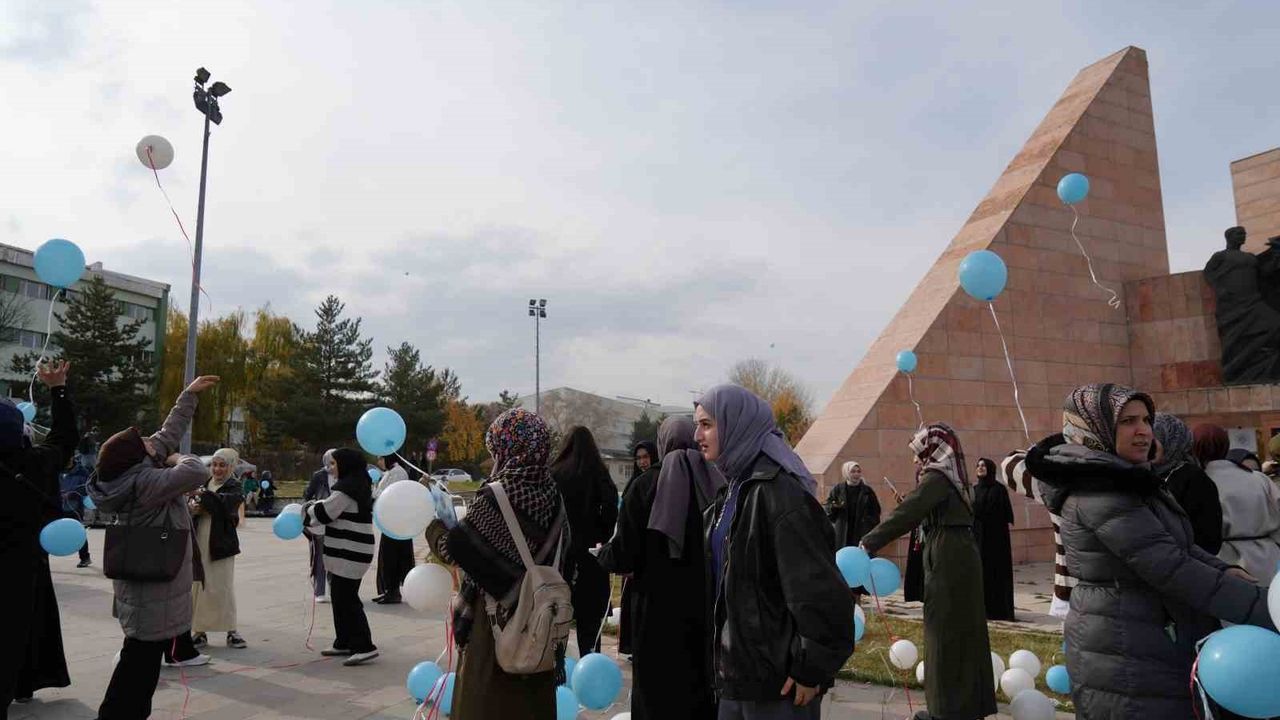 Atatürk Üniversitesi Öğrencileri Mavi Beyaz Balonlarla Doğu Türkistan İçin Ses Verdi