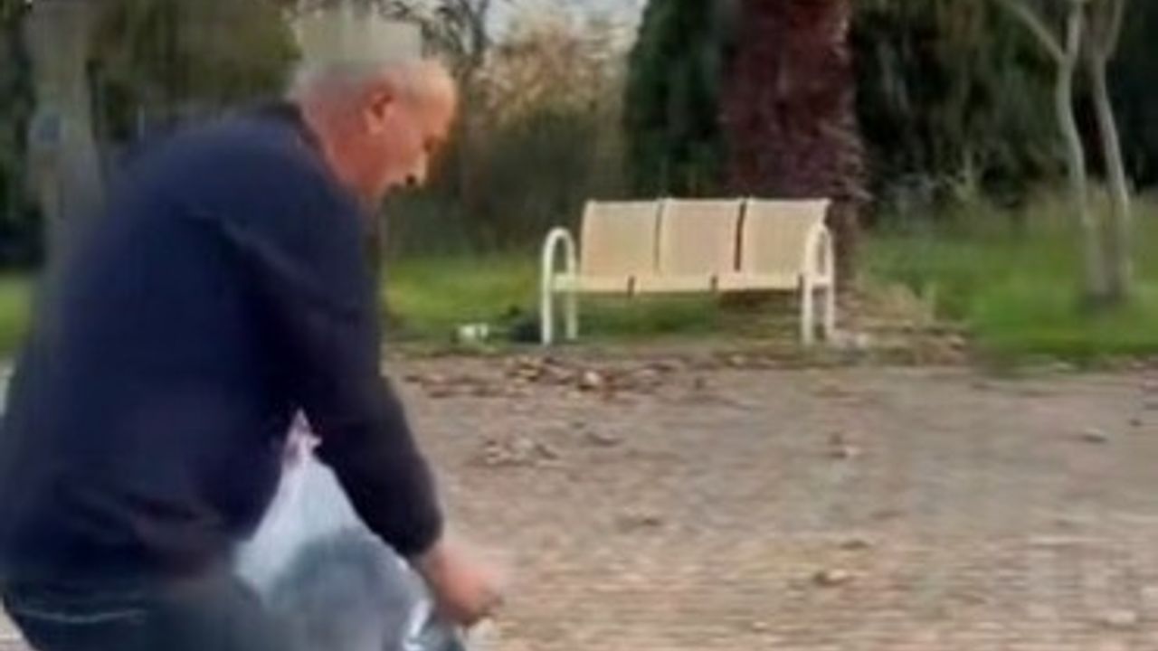 Atça Şehitler Abidesi'ndeki saygısızlığa tepki: Başkan Yıldırımkaya çöpleri topladı