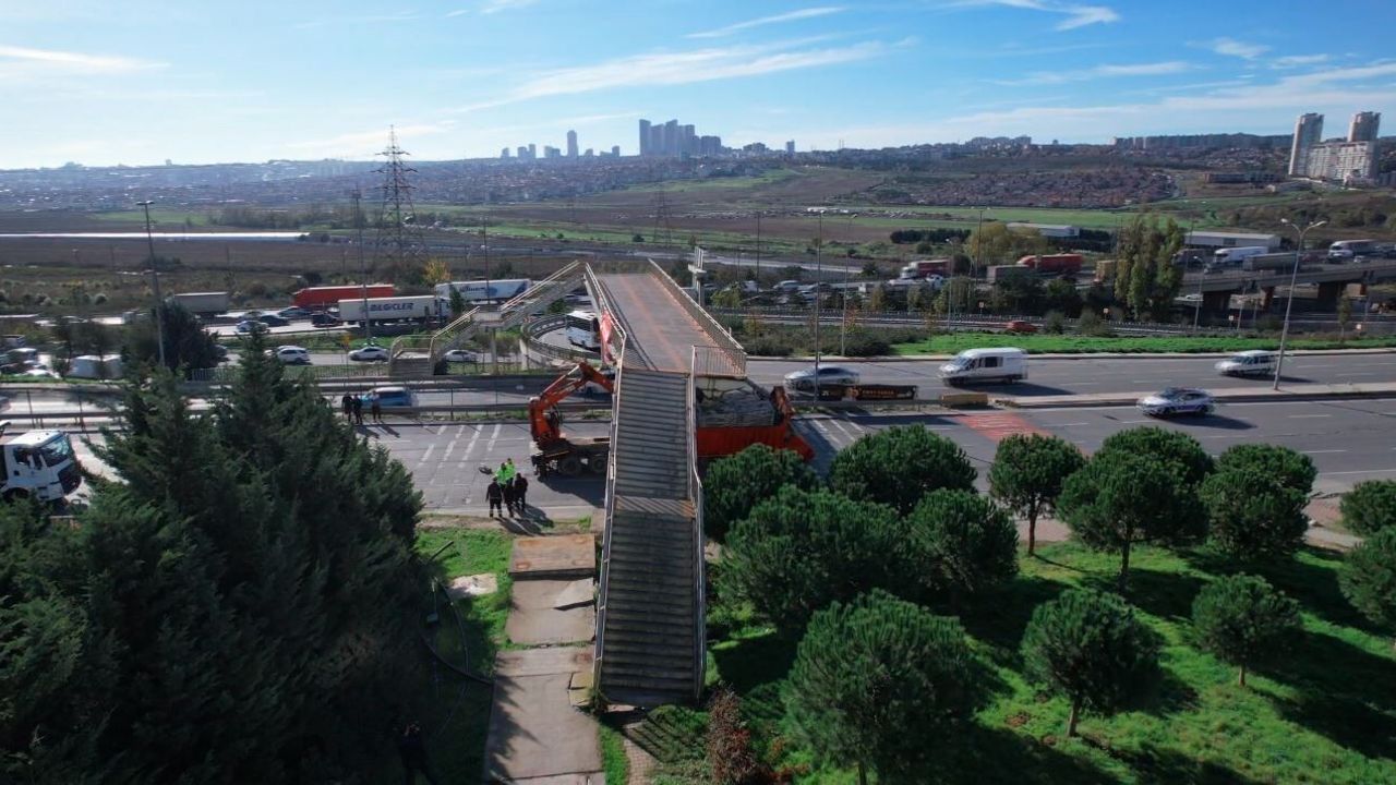 Avcılar'da iş makinesi taşıyan tır üstgeçide çarptı