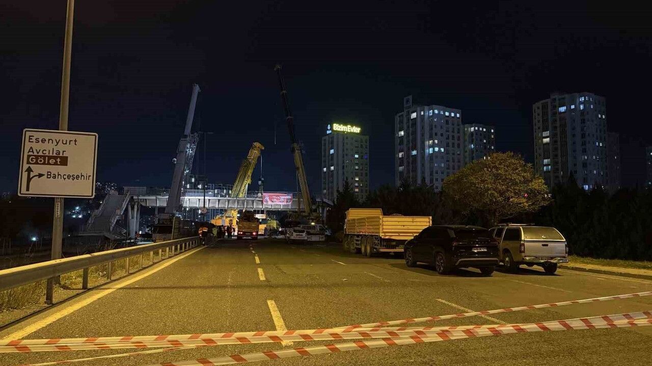 Avcılar'da tırın çarptığı üst geçidin kaldırılması trafik çilesine dönüştü