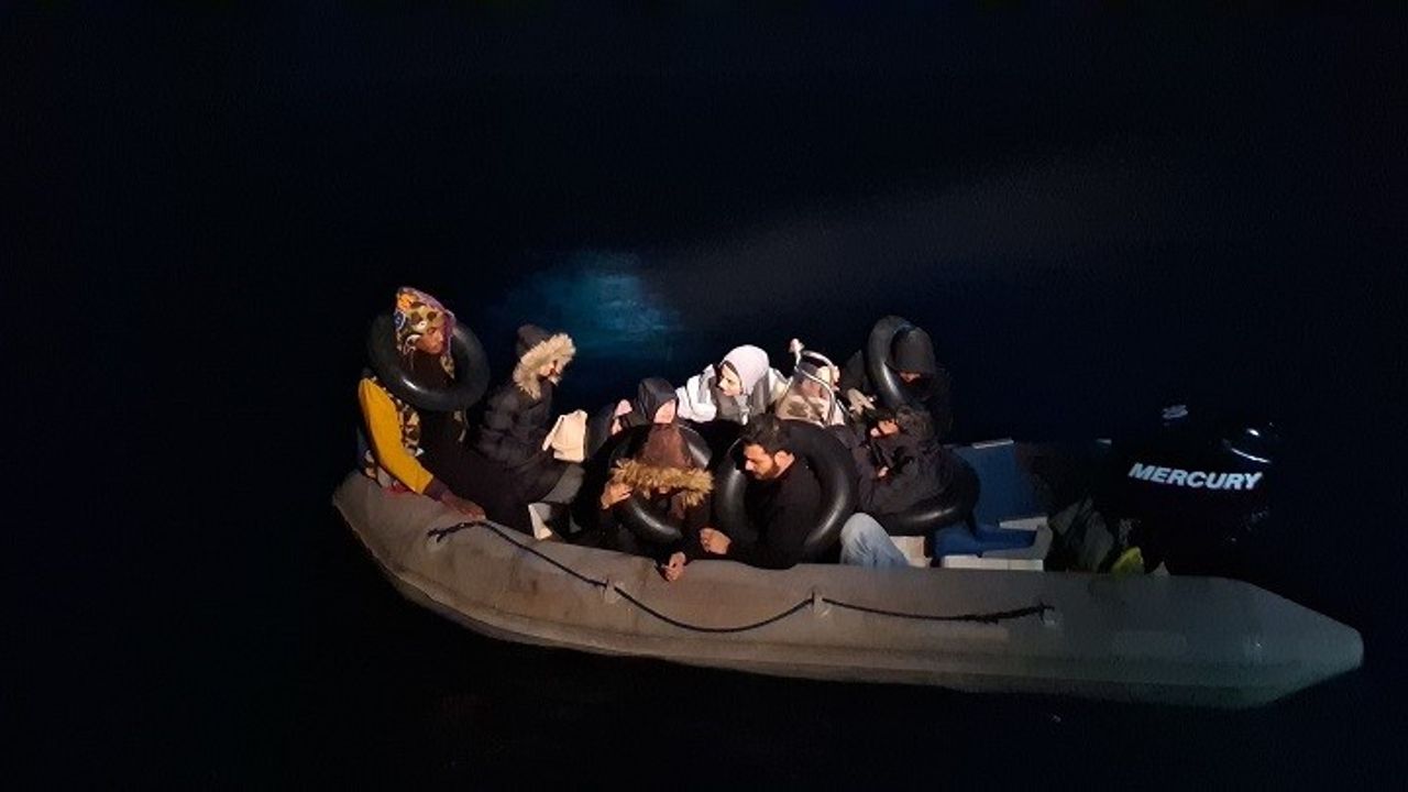 Aydın açıklarında sürüklenen lastik bottaki 8 düzensiz göçmen kurtarıldı