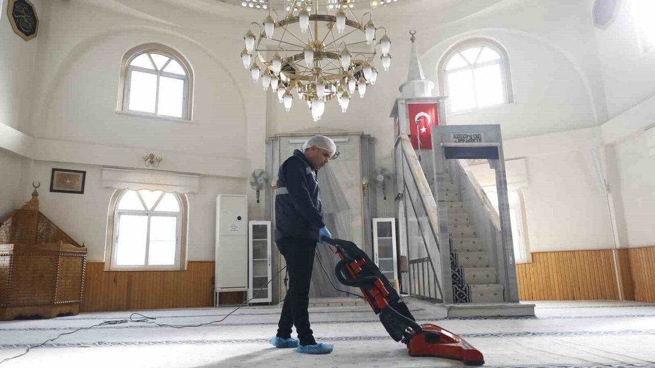 Aydın Büyükşehir Belediyesi camilerde kapsamlı temizlik çalışmalarını sürdürüyor