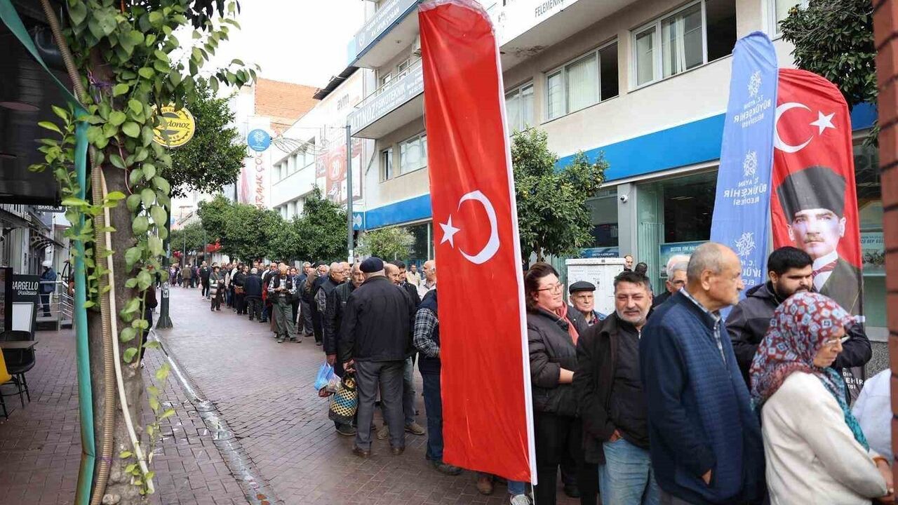 Aydın Büyükşehir binlerce Ata Tohumu fidesini Nazilli'de dağıttı