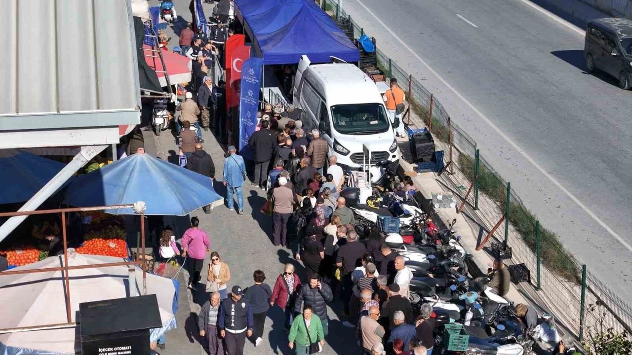 Aydın Büyükşehir Kuşadası'nda binlerce Ata Tohumu fidesi dağıttı