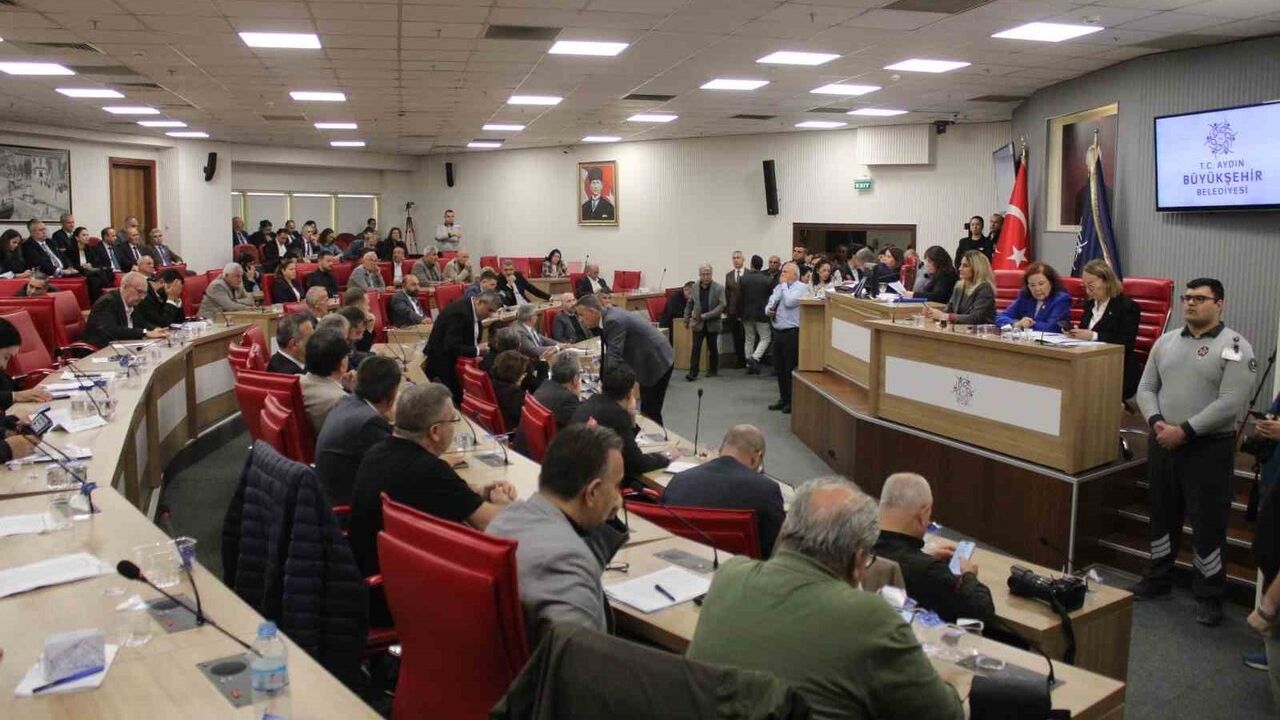 Aydın Büyükşehir Meclisinde 'sıralama ve usul' tartışması toplantıyı erteledi