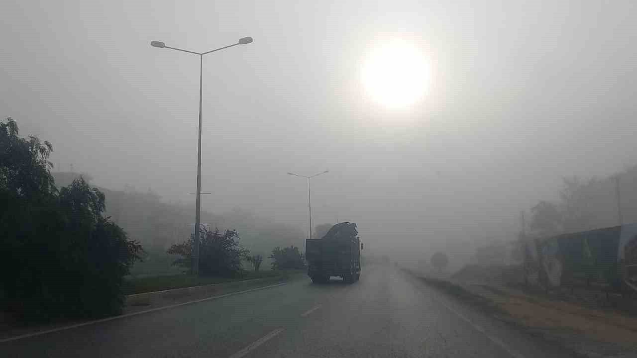 Aydın-Çine Karayolu'nda yoğun sis sürücülere zor anlar yaşattı