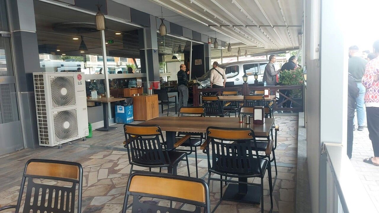 Aydın'da 15 yaşındaki sürücünün aracı iş yerine daldı: 1 yaralı